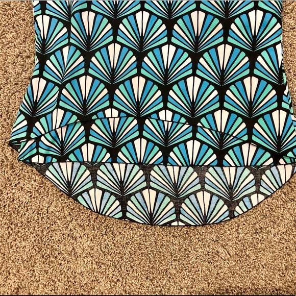 5/$25 Scalloped sleeveless shirt with high to low hem - Picture 2 of 4